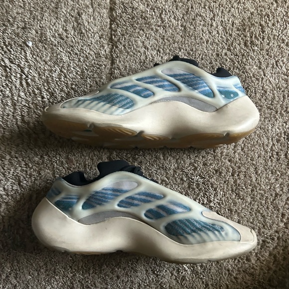 Yeezy 700 - Picture 2 of 5